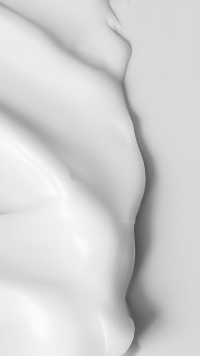 Eclat Soin Silk Skin Body Serum in a creamy texture for deep hydration and smooth skin